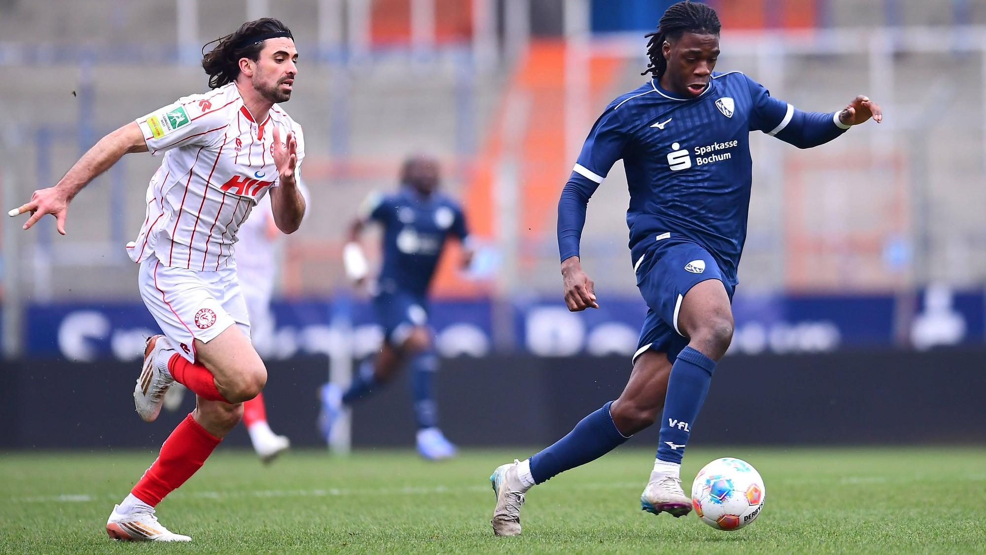 Fußball Herren Regionalliga West Saison 2025/2026 19. Spieltag: VfL Bochum U21, U 21 - Fortuna Köln am 25.01.2026 im Vonovia Ruhrstadion in Bochum David Al-Azzawe Fortuna Köln , links - Aurel Wagbe VfL Bochum U21 , rechts Nordrhein-Westfalen Deutschland *** Soccer Men Regionalliga West Season 2025 2026 19 Matchday VfL Bochum U21 Fortuna Köln on 25 01 2026 at the Vonovia Ruhrstadion in Bochum David Al Azzawe Fortuna Köln , left Aurel Wagbe VfL Bochum U21 , right Nordrhein Westfalen Germany