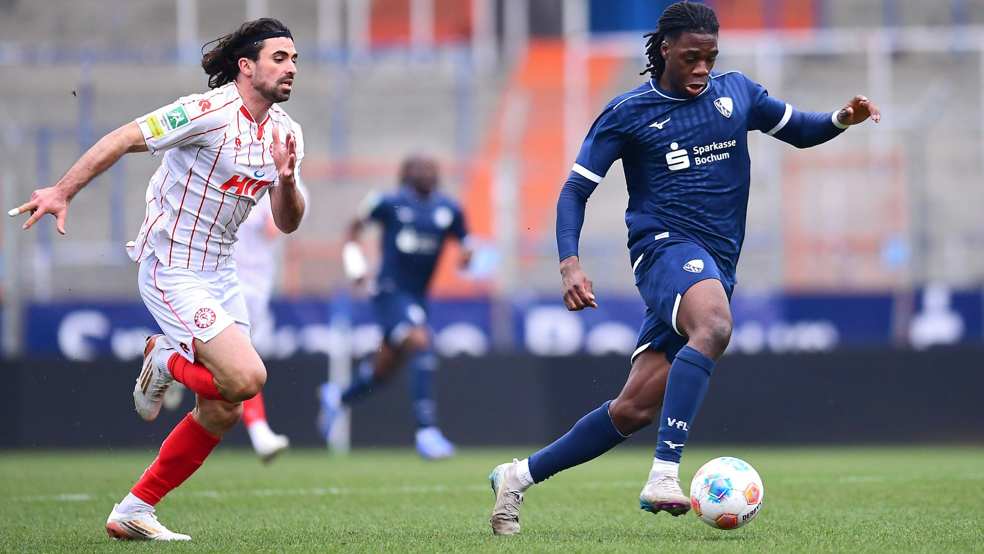 Fußball Herren Regionalliga West Saison 2025/2026 19. Spieltag: VfL Bochum U21, U 21 - Fortuna Köln am 25.01.2026 im Vonovia Ruhrstadion in Bochum David Al-Azzawe Fortuna Köln , links - Aurel Wagbe VfL Bochum U21 , rechts Nordrhein-Westfalen Deutschland *** Soccer Men Regionalliga West Season 2025 2026 19 Matchday VfL Bochum U21 Fortuna Köln on 25 01 2026 at the Vonovia Ruhrstadion in Bochum David Al Azzawe Fortuna Köln , left Aurel Wagbe VfL Bochum U21 , right Nordrhein Westfalen Germany