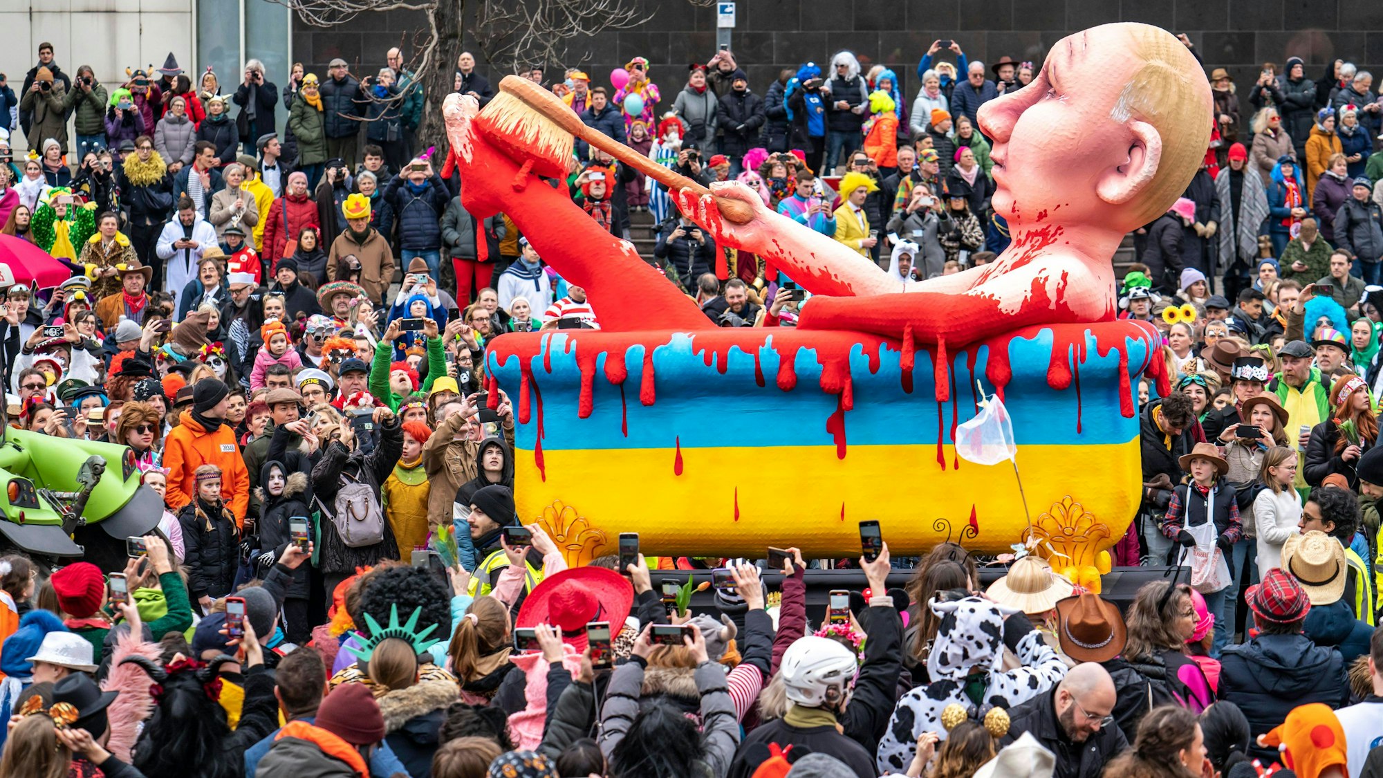 Motivwagen von Jacques Tilly an Rosenmontag: Putins Blutbad