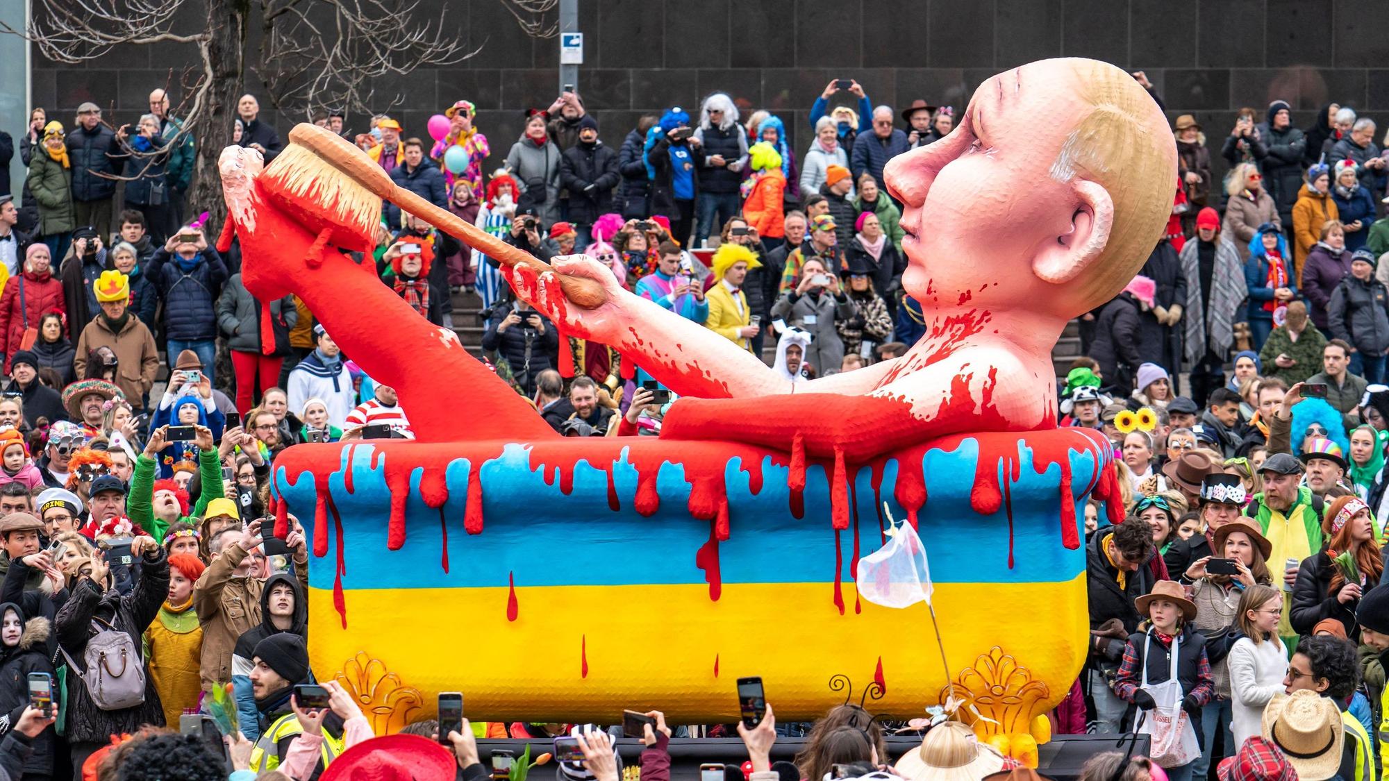 Karnevalswagen von Jacques Tilly: Putin im Blutbad