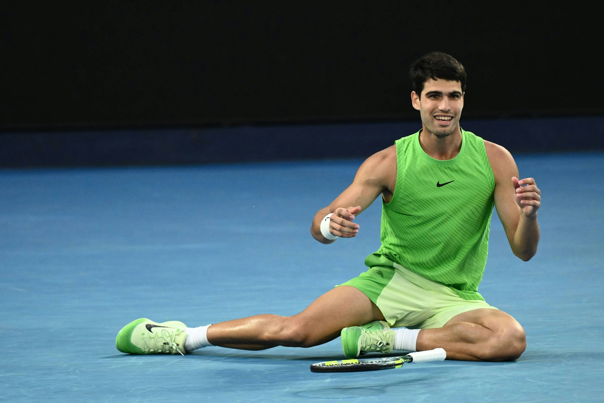 Carlos Alcaraz jubelt nach seinem Sieg gegen Alexander Zverev