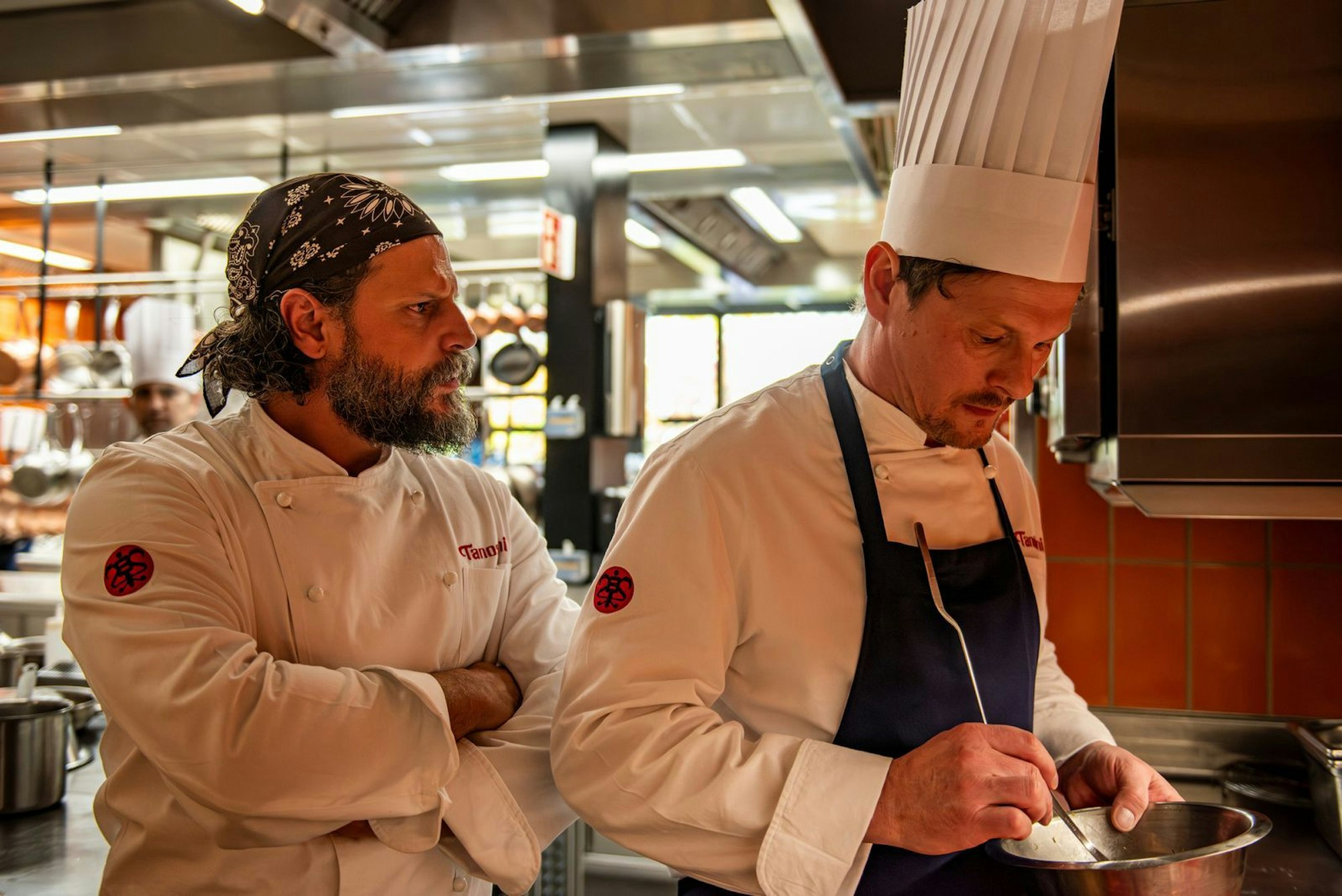 Shenja Lacher (rechts), hier an der Seite von Darsteller Manuel Cortez, spielt in „Im Zweifel für den Zweifel“ einen verdächtigten Koch. (Bild: ZDF/Susanne Bernhard)