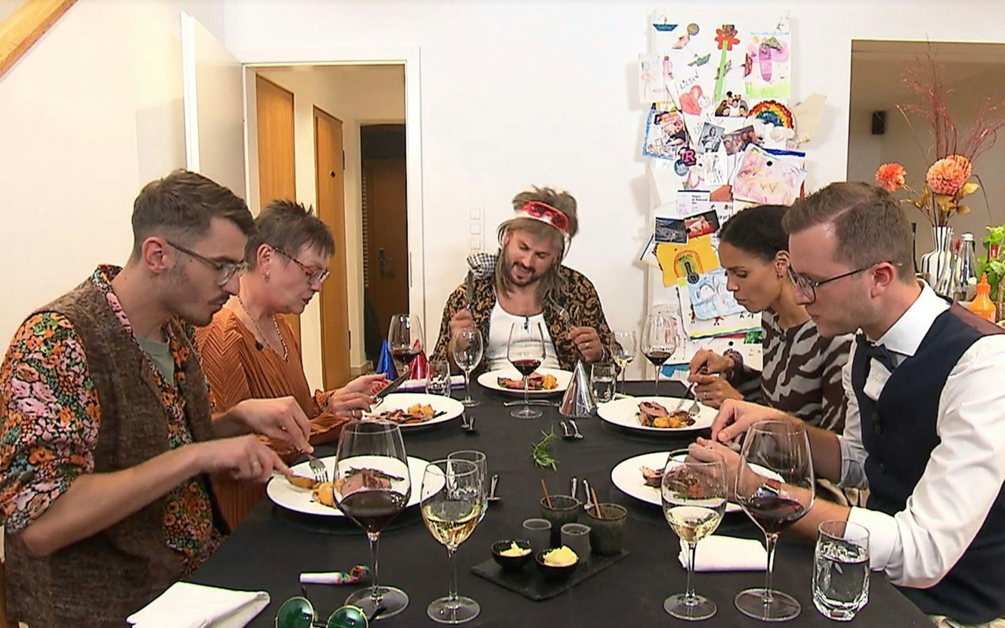 Zum Finale trifft sich die Aachener „Dinner“-Runde bei Markus (37) im belgischen Eupen. (Bild: RTL)