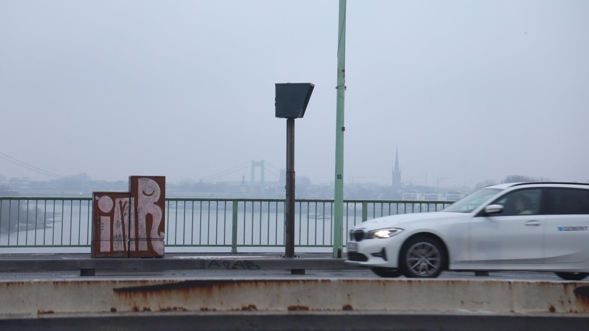 Ein alter Blitzer. Die Baustellen für die neuen Radarmessgeräte auf der Zoobrücke sind in der Nacht auf Mittwoch (28. Januar) eingerichtet worden.