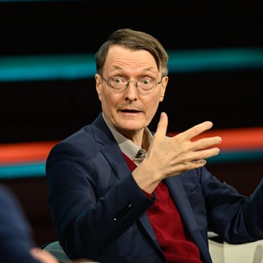 SPD-Politiker Karl Lauterbach ließ es sich bei „Markus Lanz“ nicht nehmen, verbal gegen Friedrich Merz auszuteilen. (Bild: ZDF / Markus Hertrich)