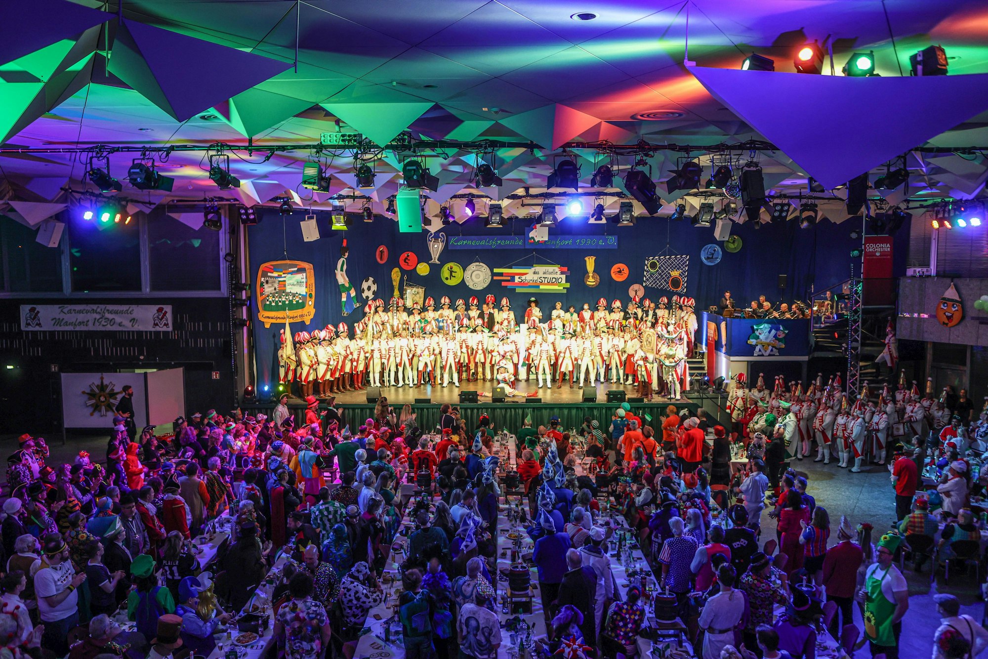 Das Bühnenbild gestalten die KG-Mitglieder in jedem Jahr selbst.