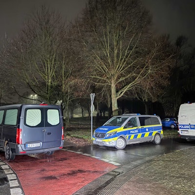 Die Polizei hat nach dem Fund einer Leiche in Dormagen eine Mordkommission eingerichtet. Einsatzwagen am Fundort.