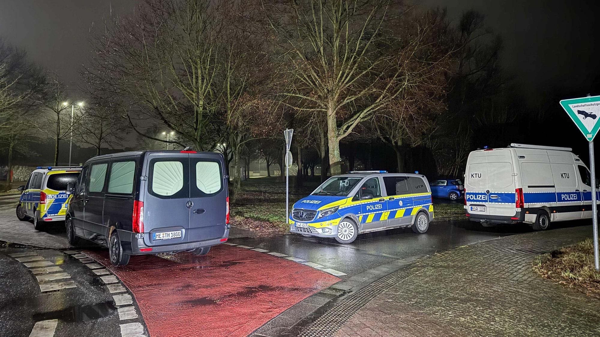 Die Polizei hat nach dem Fund einer Leiche in Dormagen eine Mordkommission eingerichtet. Einsatzwagen am Fundort.