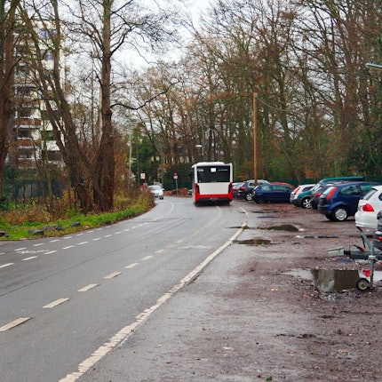 Am Kalscheuerer Weg gibt es zwischen Kendenicher Straße und dem Kreisel am Oberer Komarweg keinen Gehweg. Fußgänger müssen sich hier durch Matsch und Pfützen quälen.