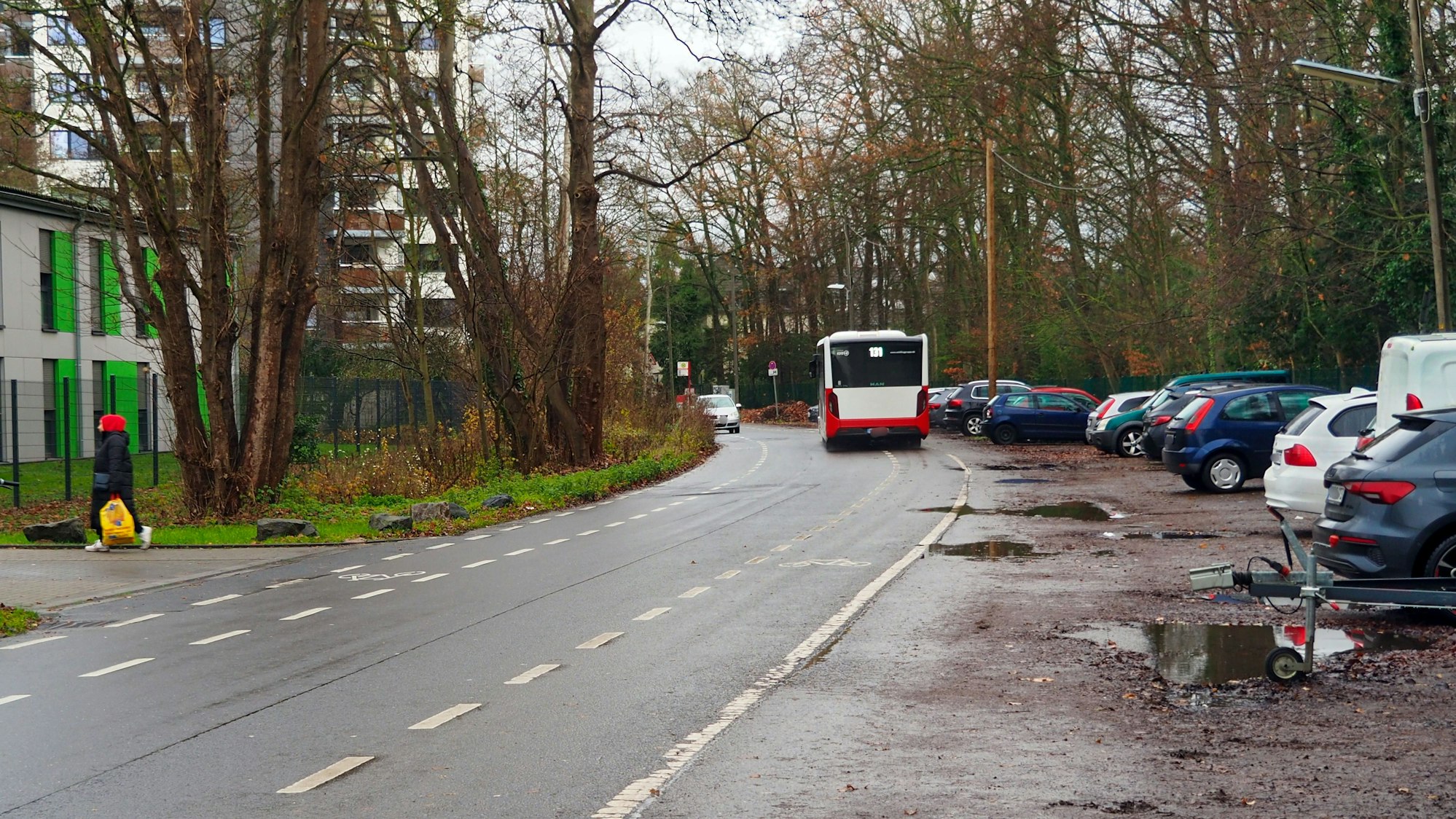 Am Kalscheuerer Weg gibt es zwischen Kendenicher Straße und dem Kreisel am Oberer Komarweg keinen Gehweg. Fußgänger müssen sich hier durch Matsch und Pfützen quälen.