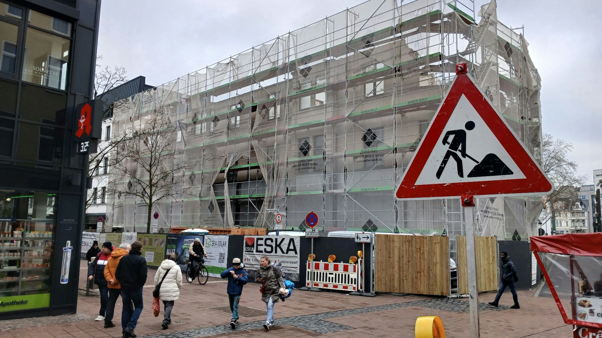 An der Ecke Neue Poststraße/Bahnhofstraße wird das Haus mit der ehemaligen Zeman-Filiale abgerissen und durch ein großes Wohn- und Geschäftshaus ersetzt.