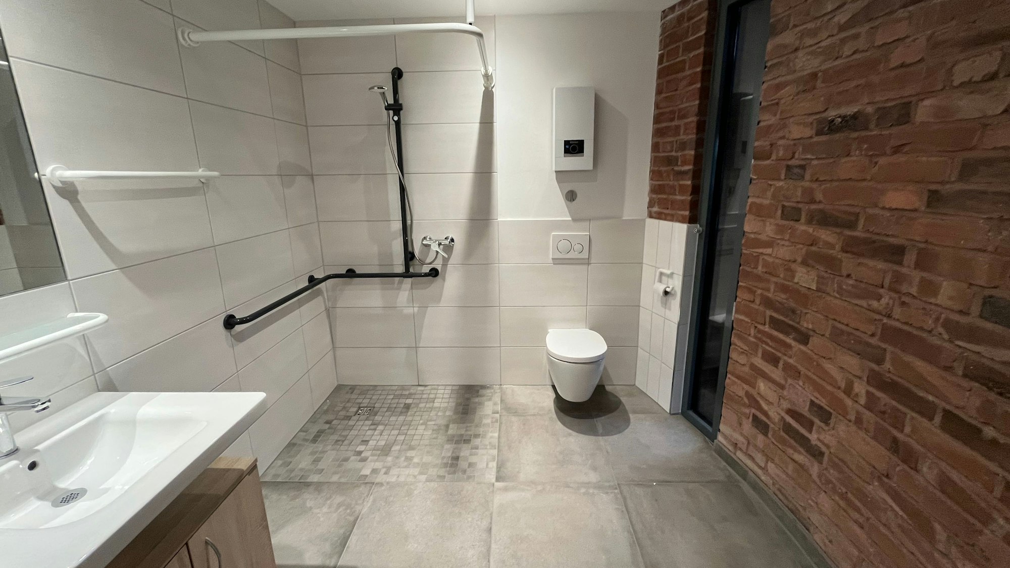 Mischung aus moderner, behindertengerechter Architektur und historischen Kirchenmauern.