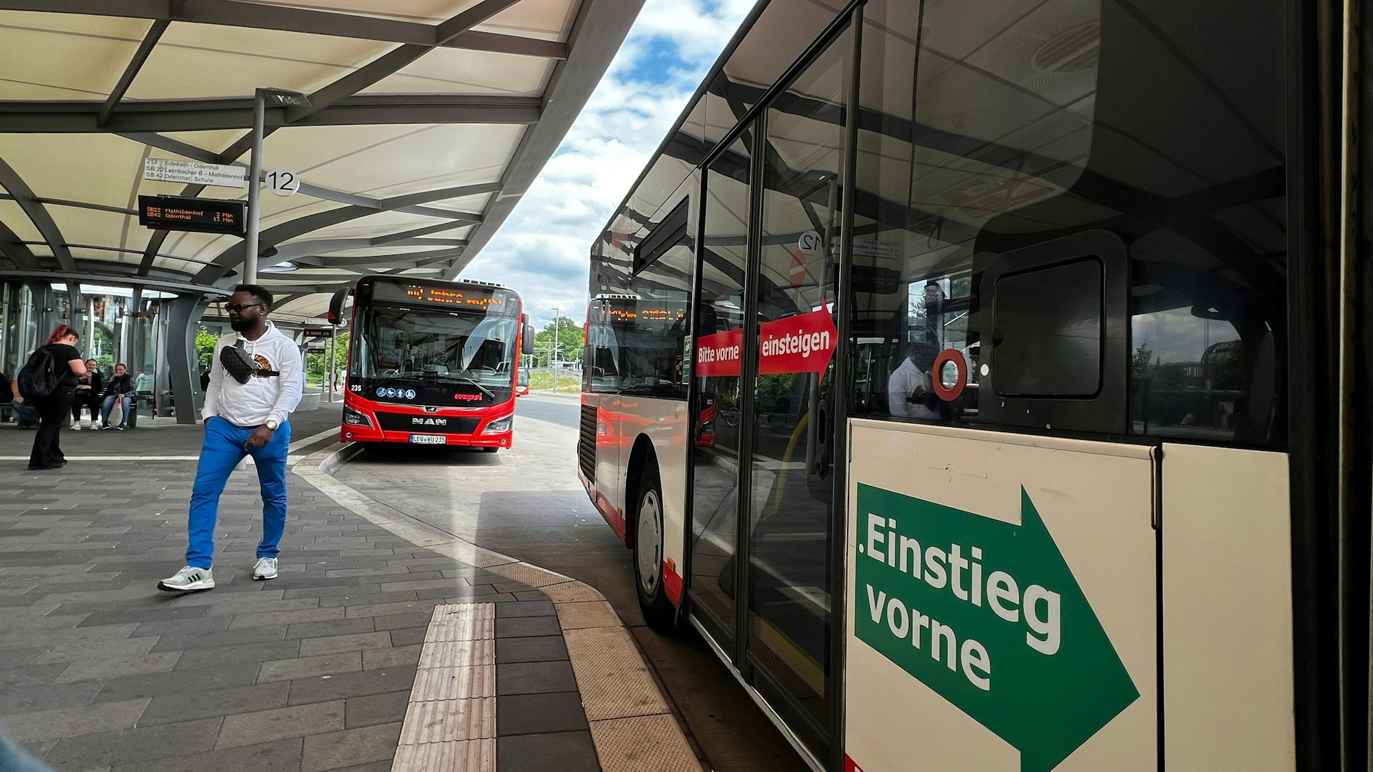 Wupsi-Busse am Wiesdorfer Busbahnhof.