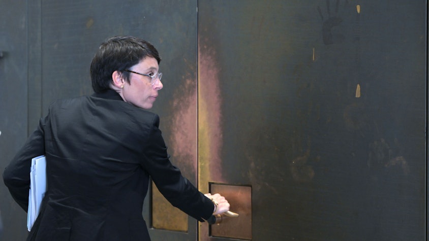 Josefine Paul (Bündnis 90/Die Grünen), frühere Ministerin für Kinder, Jugend, Familie, Gleichstellung, Flucht und Integration des Landes Nordrhein-Westfalen, öffnet die Tür zum Sitzungssaal.