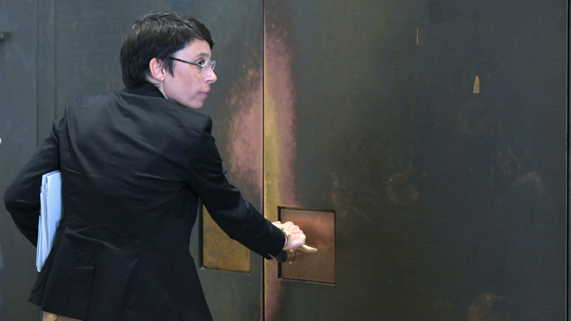 Josefine Paul (Bündnis 90/Die Grünen), frühere Ministerin für Kinder, Jugend, Familie, Gleichstellung, Flucht und Integration des Landes Nordrhein-Westfalen, öffnet die Tür zum Sitzungssaal.