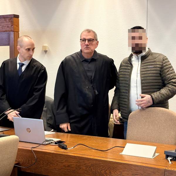 Der Angeklagte Onur G. (37) mit seinen Verteidigern Carsten Rubarth und Fin Keith Habermann im Landgericht Köln