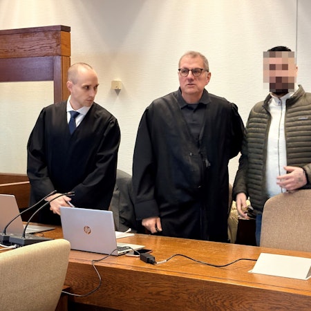 Der Angeklagte Onur G. (37) mit seinen Verteidigern Carsten Rubarth und Fin Keith Habermann im Landgericht Köln