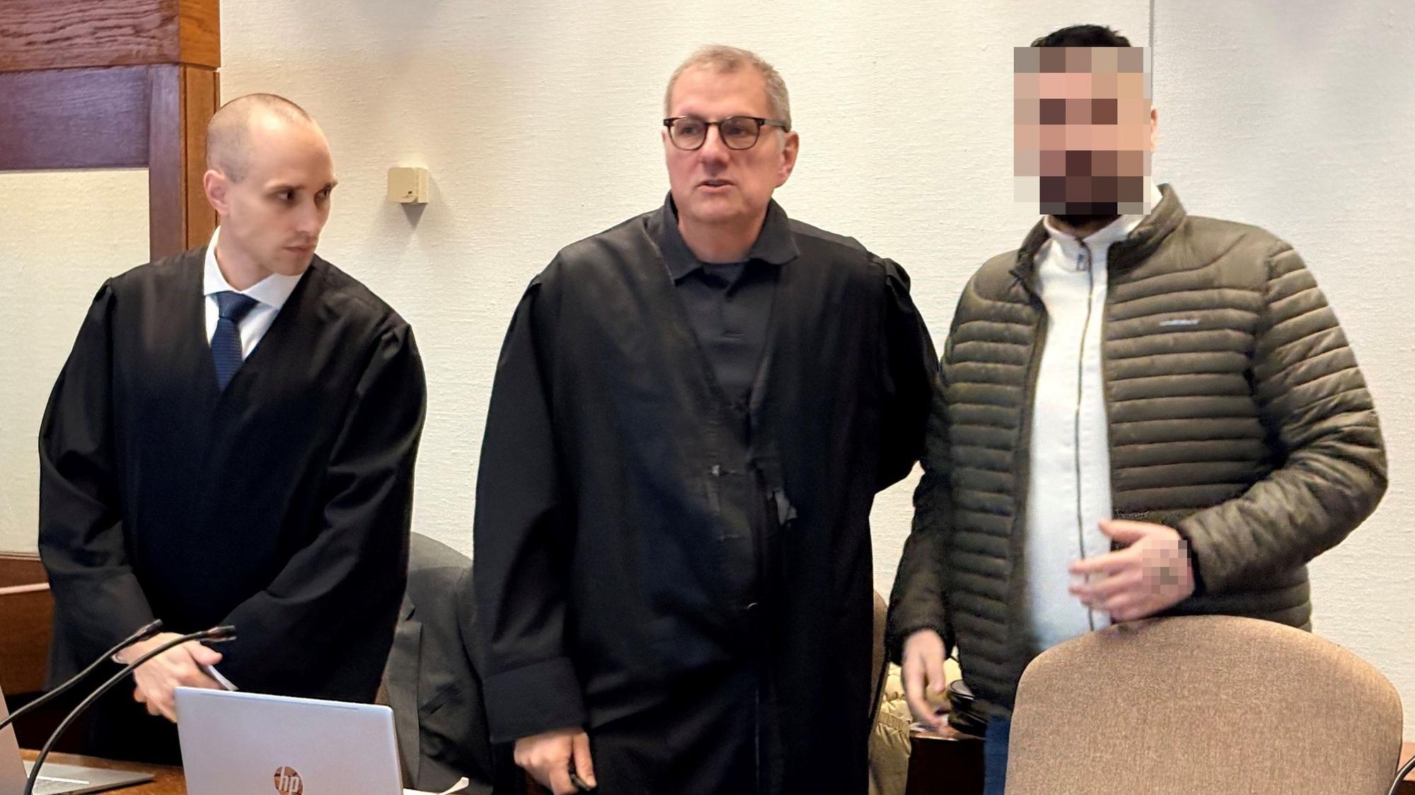Der Angeklagte Onur G. (37) mit seinen Verteidigern Carsten Rubarth und Fin Keith Habermann im Landgericht Köln