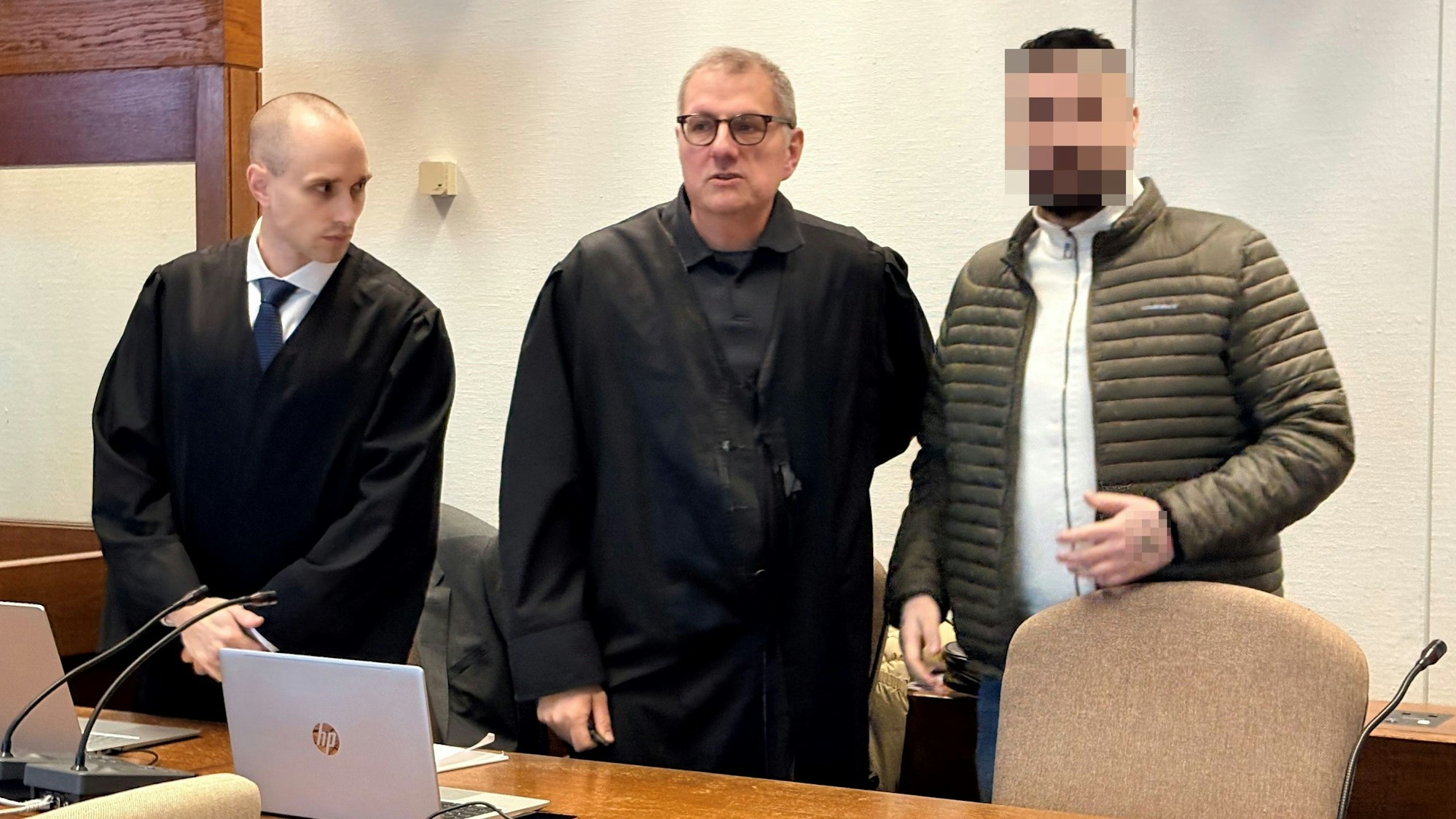 Der Angeklagte Onur G. (37) mit seinen Verteidigern Carsten Rubarth und Fin Keith Habermannim Landgericht Köln