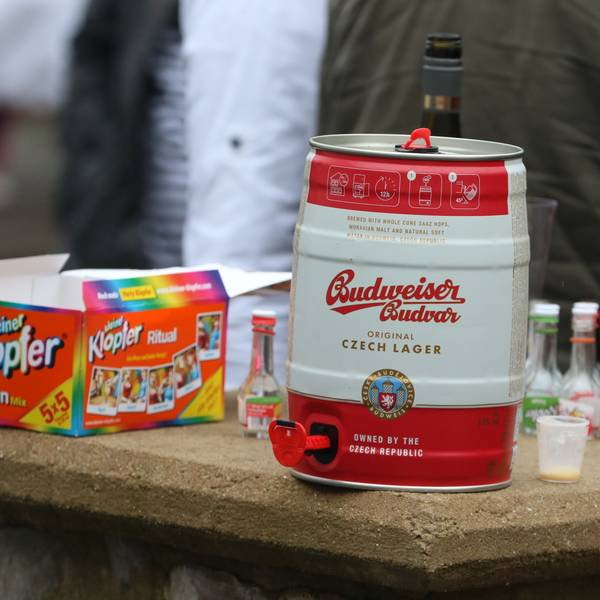 Eine Fünf-Liter-Dose Bier sowie Fläschchen voller alkoholischer Getränke stehen bei einem Karnevalszug auf einem Tisch.