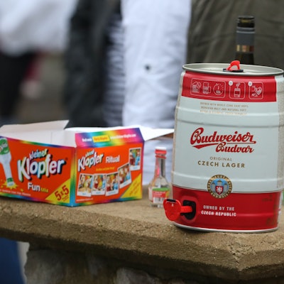 Eine Fünf-Liter-Dose Bier sowie Fläschchen voller alkoholischer Getränke stehen bei einem Karnevalszug auf einem Tisch.