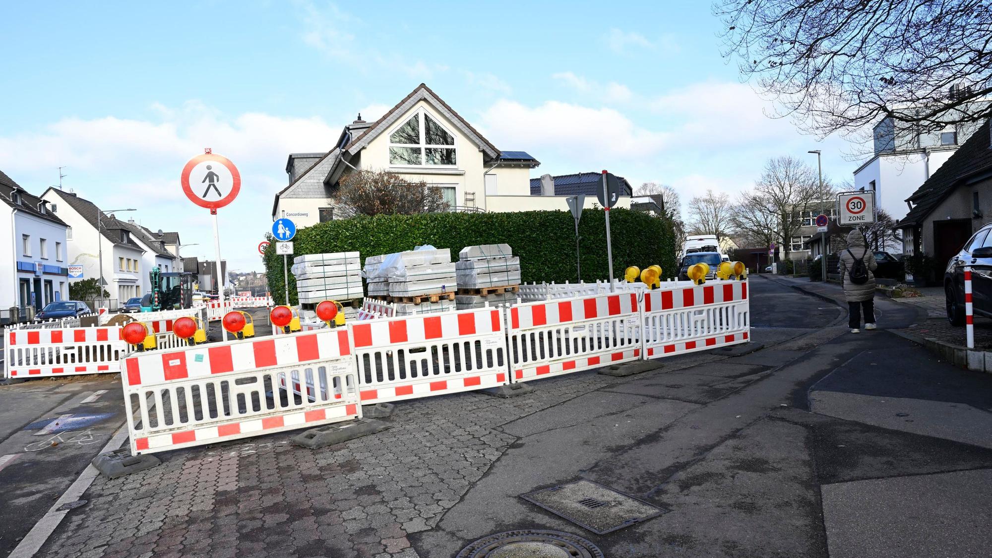 Das Foto zeigt den gesperrten Gehweg in Schildgen