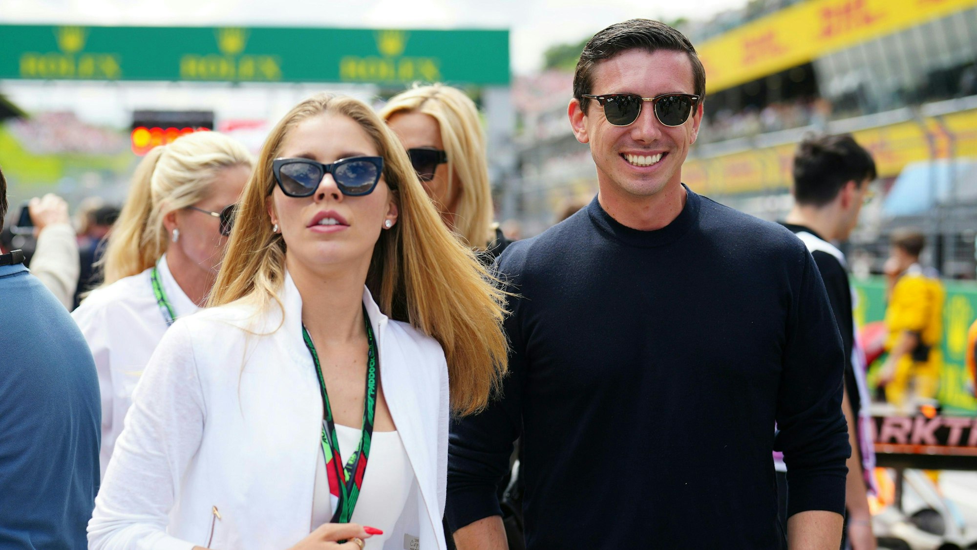 Victoria Swarovski und Mark Mateschitz bei einem Formel-1-Rennen.