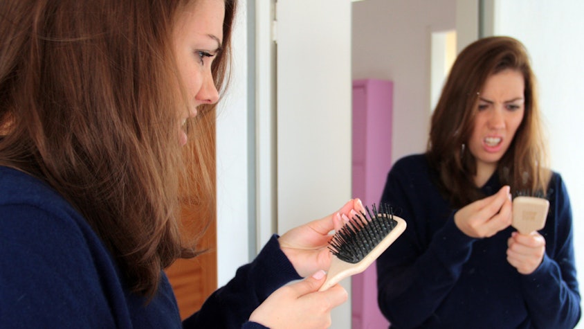 Zum Themendienst-Bericht von Sabine Meuter vom 19. November 2014: Kein Grund zur Panik: Jeder Mensch verliert 50 bis 100 Haare pro Tag. (Archivbild vom 07.08.2011/Nur zur redaktionellen Verwendung im Zusammenhang mit dem genannten Text. Die Veröffentlichung ist für Themendienst-Bezieher honorarfrei.) Foto: Mascha Brichta