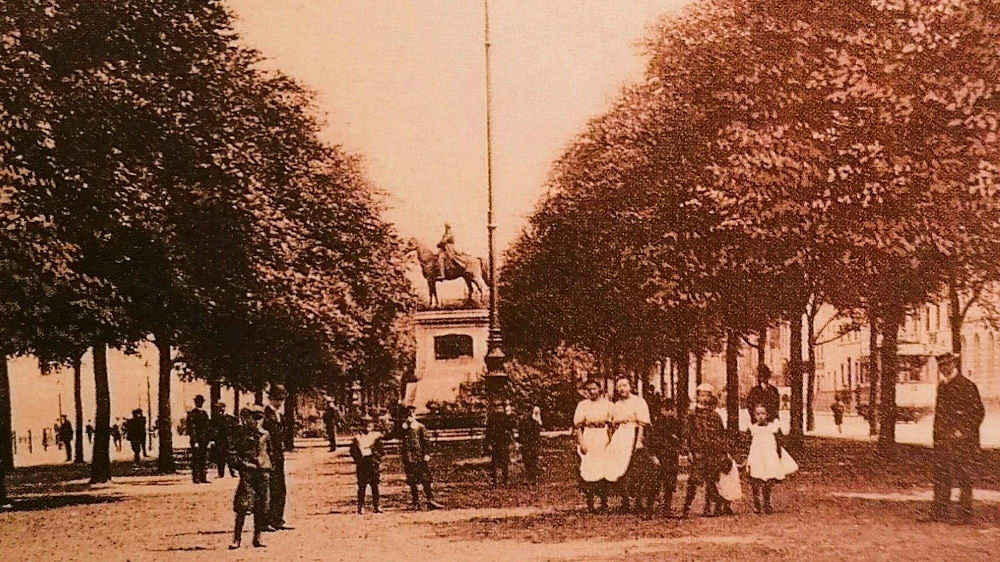 Das Kaiser-Wilhelm-Denkmal schmückte fast 45 Jahre lang das Mülheimer Rheinufer, 1907.