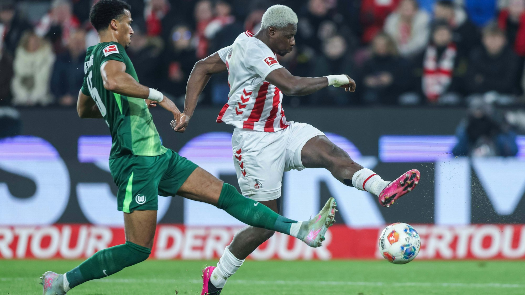 Ragnar Ache Köln im Duell mit Wolfsburgs Moritz Jenz