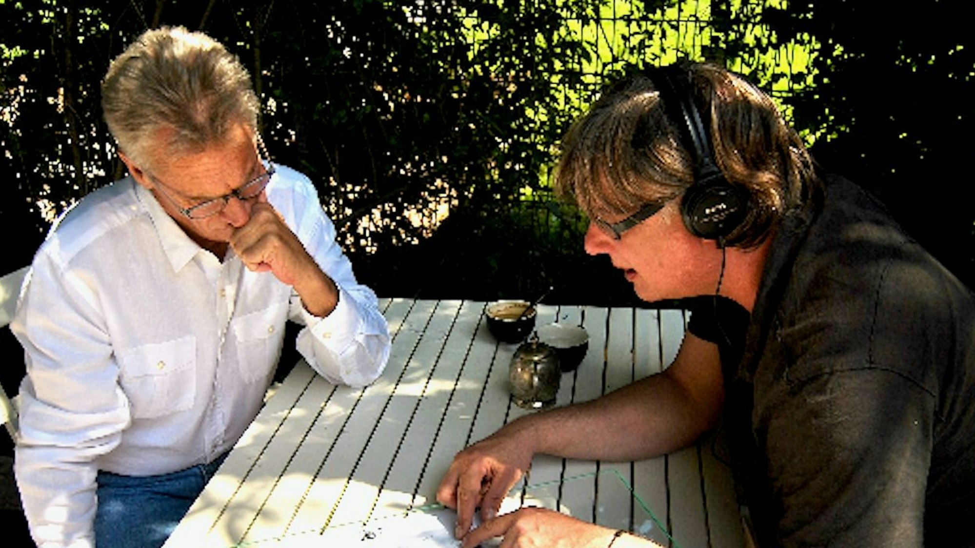 Larry Colburn und Christoph Felder sitzen an einem Tisch.