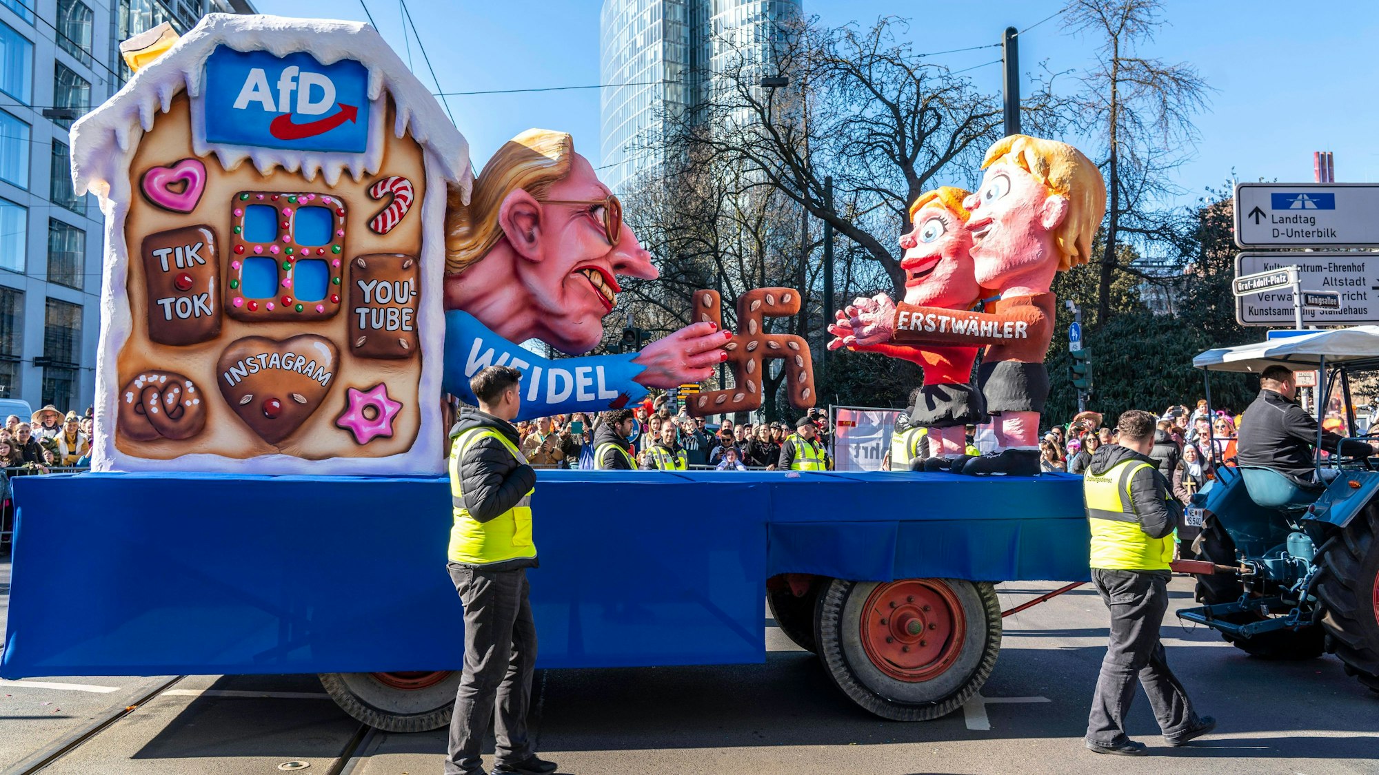 Mottowagen von Wagenbauer Jacques Tilly: AfD-Chefin Alice Weidel ködert junge Menschen aus einem Hexenhaus mit Lebkuchen in Form eines Hakenkreuzes