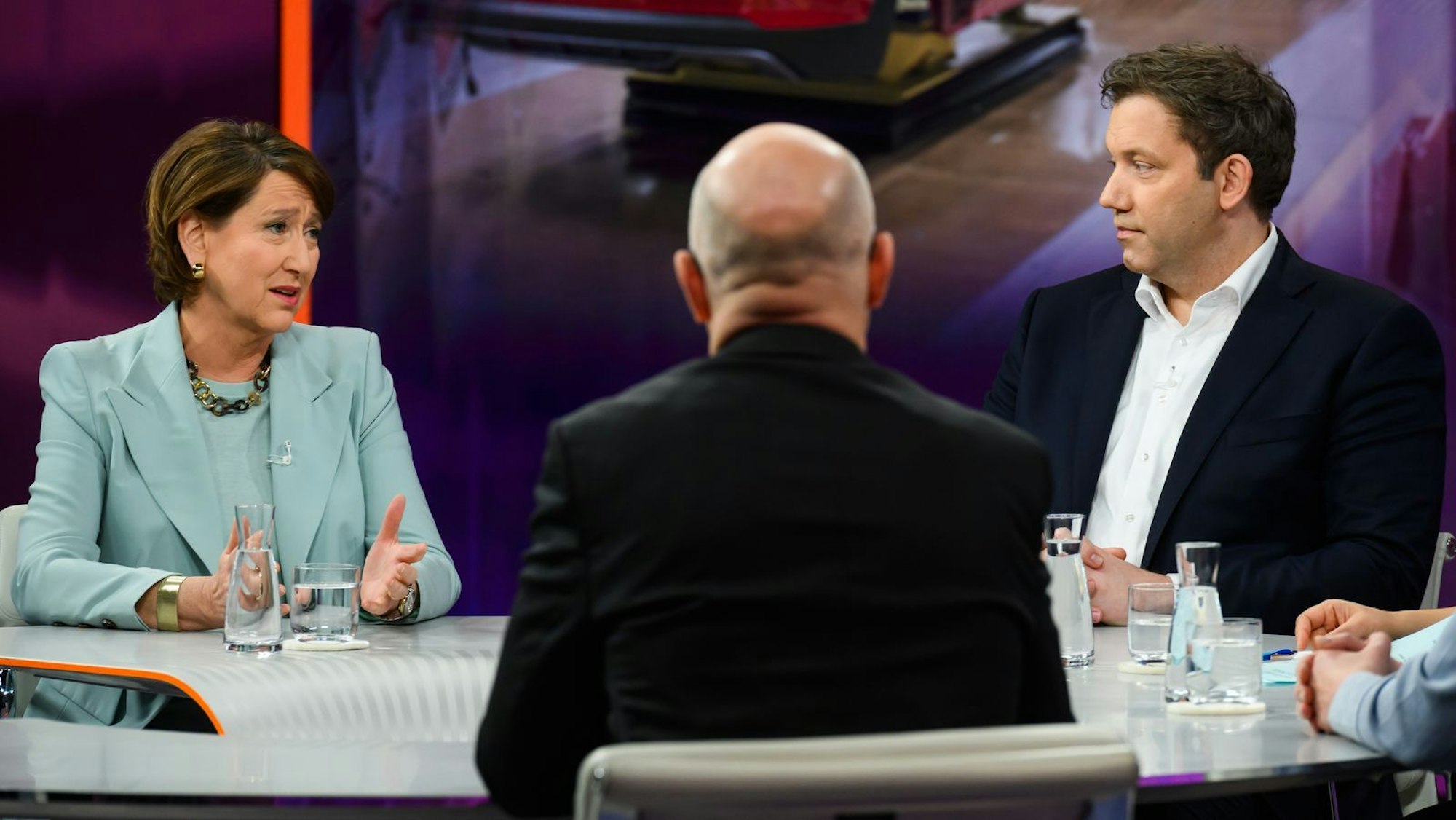 Vizekanzler Lars Klingbeil (SPD) und Hildegard Müller (58), Chefin des Auto-Verbands VDA, diskutierten nicht nur über den Wirtschaftsstandort Deutschland, sondern auch über die „Lifestyle-Teilzeit“-Debatte. (Bild: tsch / ZDF.de)
