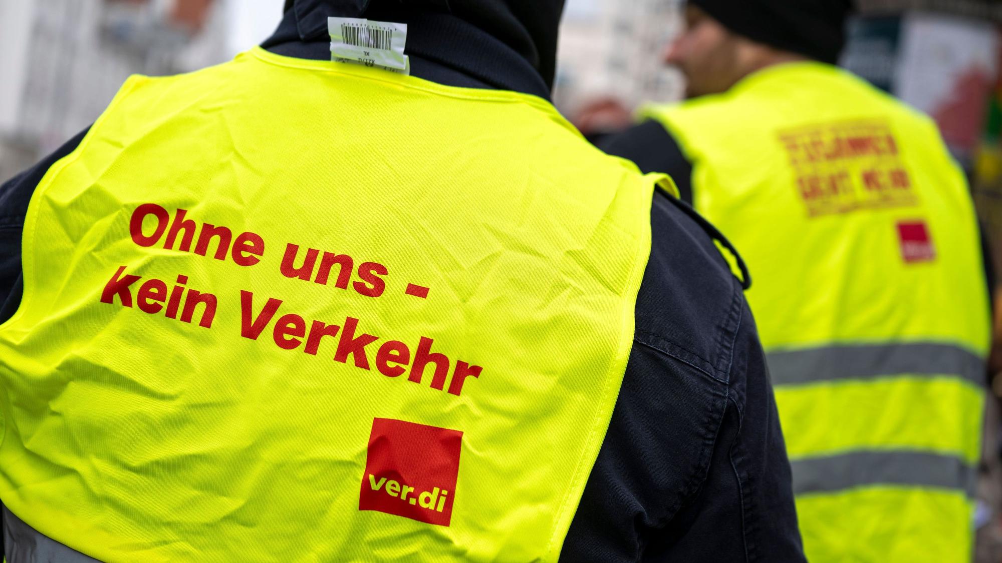 ARCHIV - 27.11.2025, Bayern, München: Verdi-Mitglieder nehmen an einer Kurzdemo für ihre Forderungen für die Tarifverhandlungen im ÖPNV der MVG in München teil. (zu dpa: «Verdi ruft bundesweit zu Warnstreiks im Nahverkehr auf») Foto: Peter Kneffel/dpa +++ dpa-Bildfunk +++