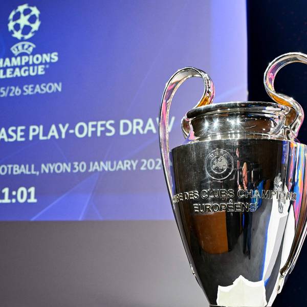 Die Champions-League-Trophäe steht vor einem Bildschirm.