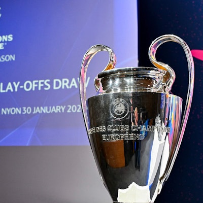 Die Champions-League-Trophäe steht vor einem Bildschirm.