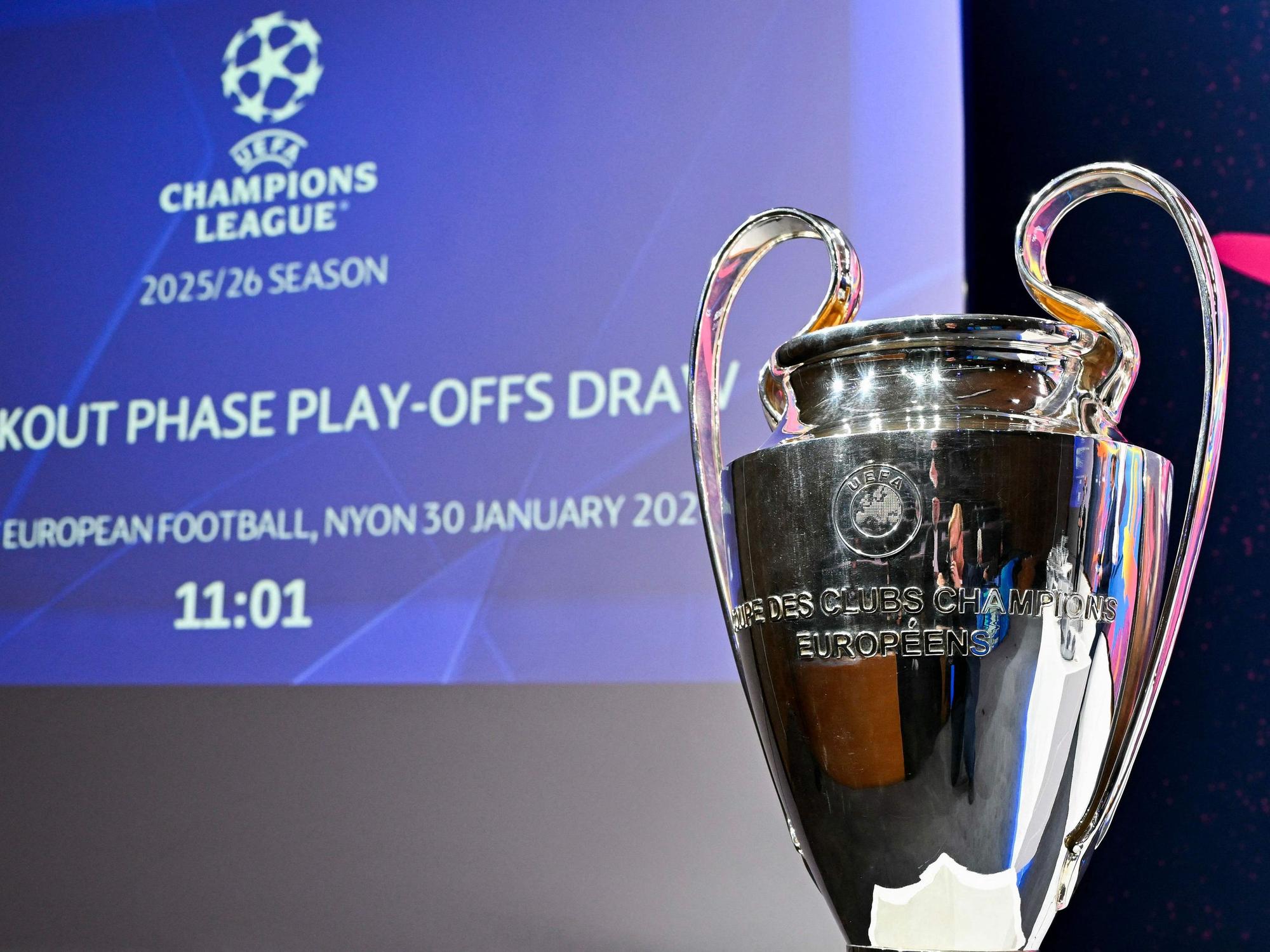 Die Champions-League-Trophäe steht vor einem Bildschirm.