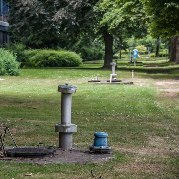 Rund um den Chempark wird Grundwasser abgepumpt. Grundwassergewinnung, Chempark. Das Wasserwerk 4 gehört zur Wasserwerksgruppe Ost, dort wird Betriebswasser abgepumpt. Die unauffällige Reihe Brunnen befindet sich zwischen dem Werkszaun und dem Radweg an der Bundesstraße 8 nördlich von Tor 11. Foto: Ralf Krieger