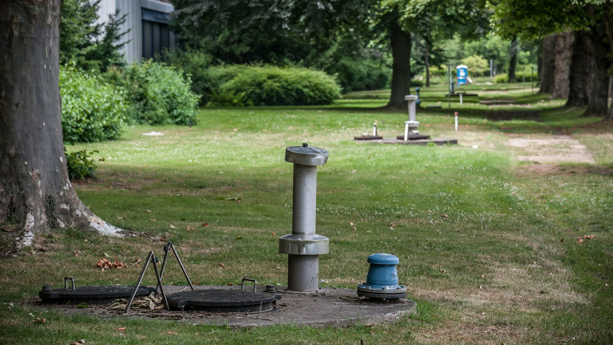 Rund um den Chempark wird Grundwasser abgepumpt. Grundwassergewinnung, Chempark. Das Wasserwerk 4 gehört zur Wasserwerksgruppe Ost, dort wird Betriebswasser abgepumpt. Die unauffällige Reihe Brunnen befindet sich zwischen dem Werkszaun und dem Radweg an der Bundesstraße 8 nördlich von Tor 11. Foto: Ralf Krieger