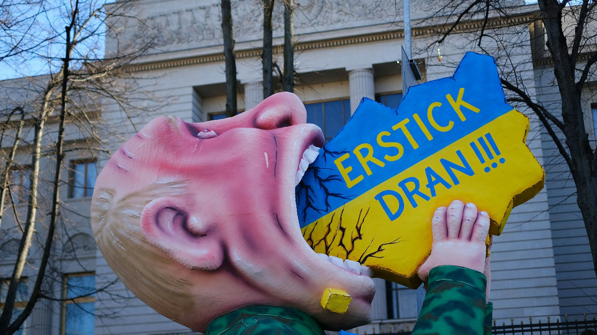 Ein Rosenmontagswagen von Tilly passiert die Russische Botschaft in Berlin.