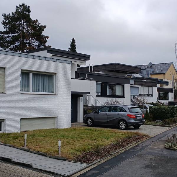 Häuser mit Flachdach am Finkenweg in Siegburg-Wolsdorf