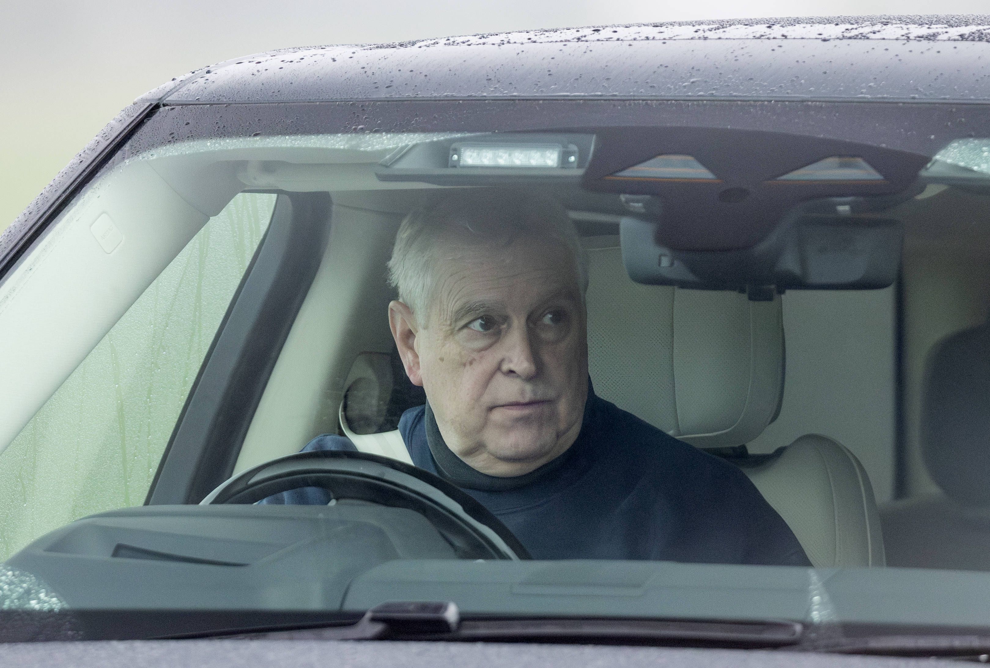 Andrew Mountbatten Windsor in einem Auto