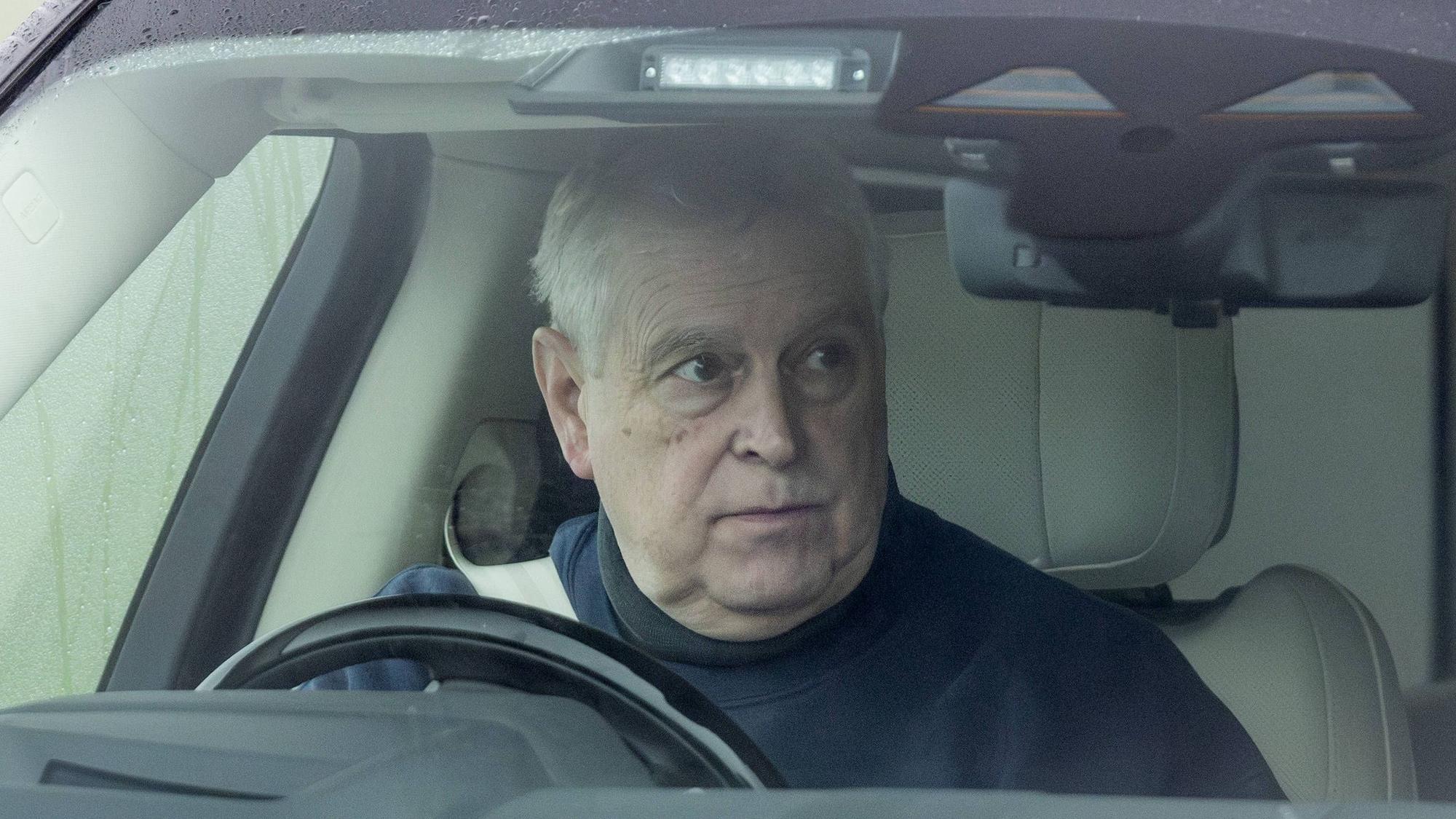 Andrew Mountbatten Windsor in einem Auto