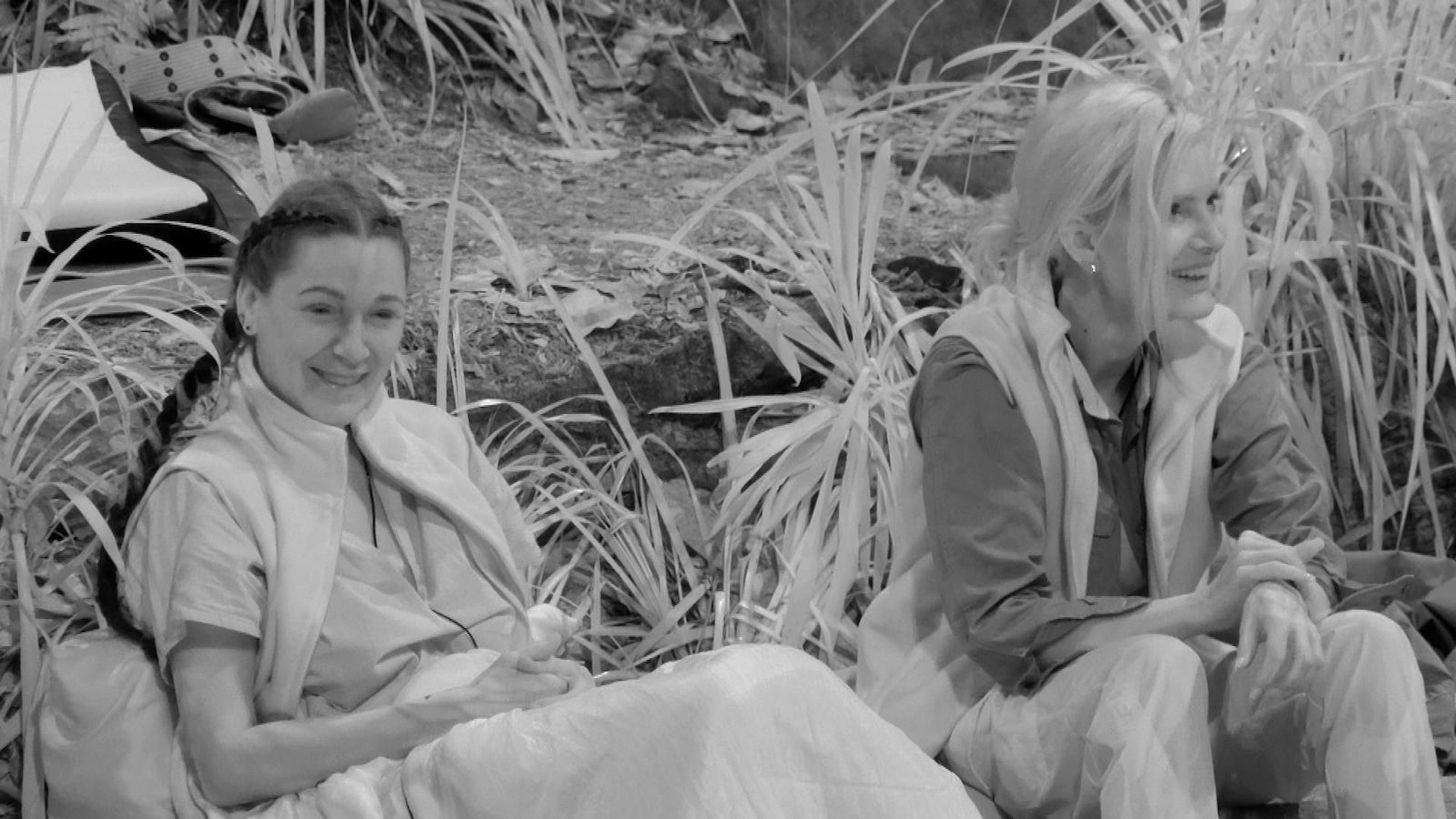 Simone (l.) und Mirja unterhalten sich während ihrer gemeinsamen Nachtwache. (Bild: RTL)