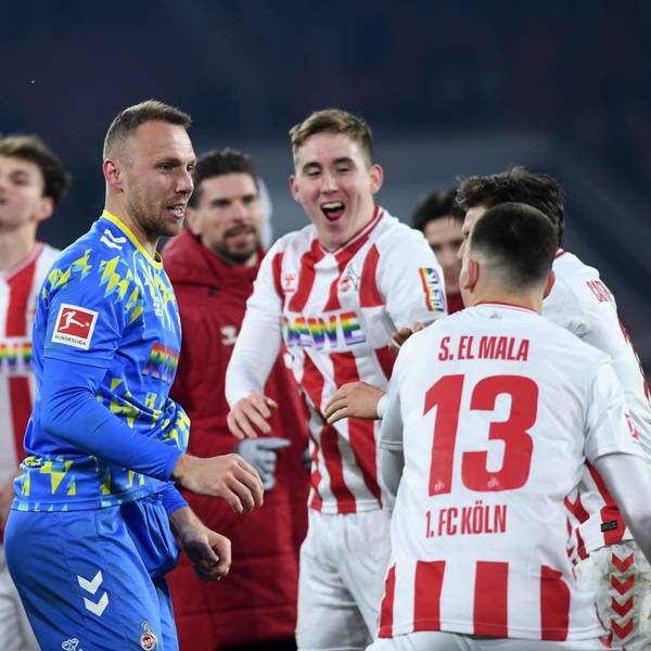 Marvin Schwäbe und seine Kollegen feiern den Sieg, den der Torhüter in der Schlussphase retten musste.