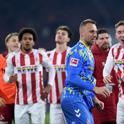 Marvin Schwäbe und seine Kollegen feiern den Sieg, den der Torhüter in der Schlussphase retten musste.