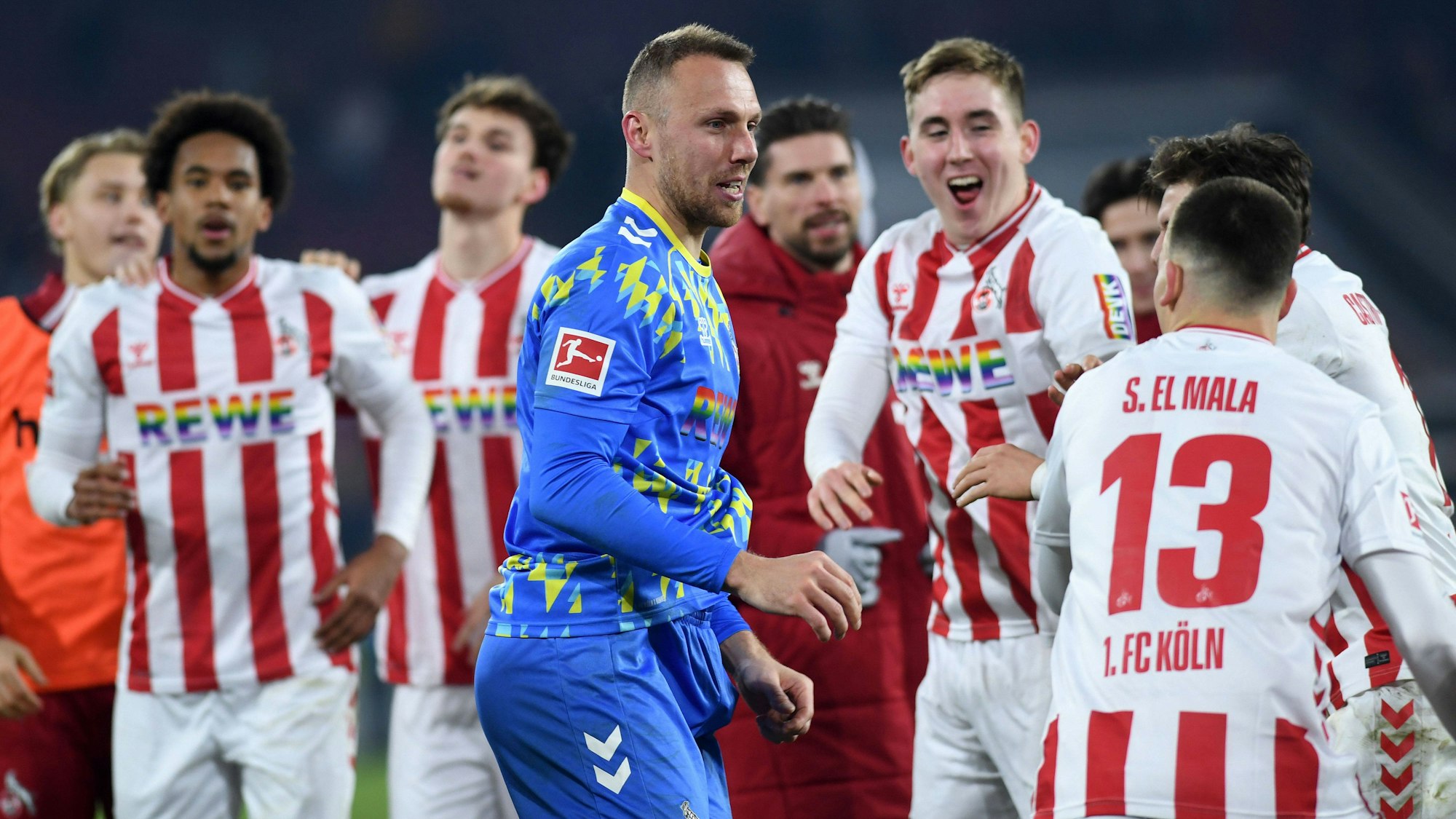 Marvin Schwäbe und seine Kollegen feiern den Sieg, den der Torhüter in der Schlussphase retten musste.