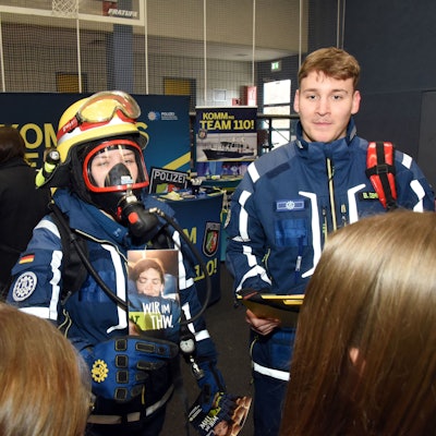 Bei der Orientierungsmesse in Waldbröl haben auch Institutionen aus dem Katastrophenschutz, hier das Technische Hilfswerk, sich und ihre Ausbilungsmöglichkeiten vorgestellt.