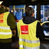 Streikende stehen bei einem Warnstreik der Gewerkschaft Verdi vor einem Bus. (Symbolbild)