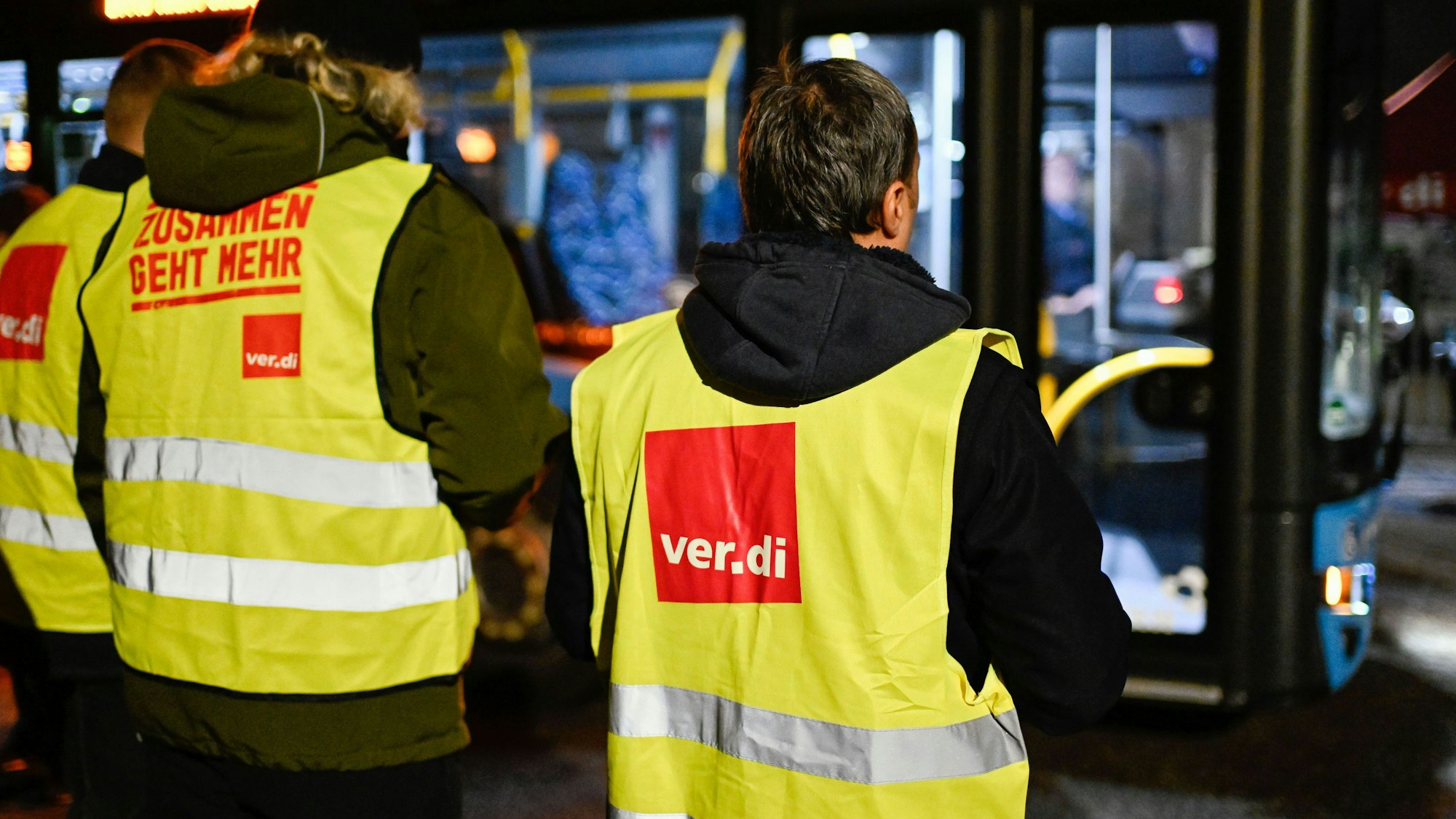 Streikende stehen bei einem Warnstreik der Gewerkschaft Verdi vor einem Bus. (Symbolbild)